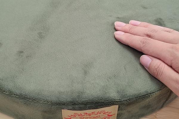 Shinnwaの低反発クッションの生地の肌触り確認