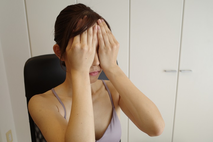 目が疲れてきたら、手で目を覆って暗くするだけでも休まります