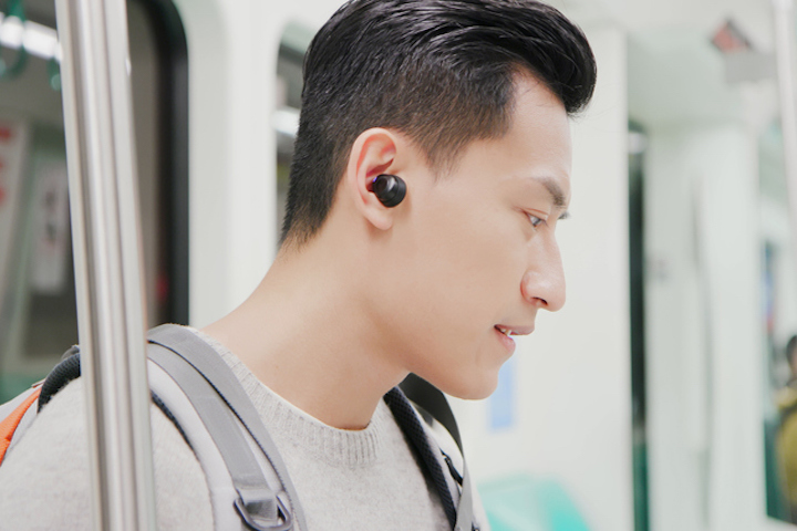 電車の中で音楽を聴くイメージ