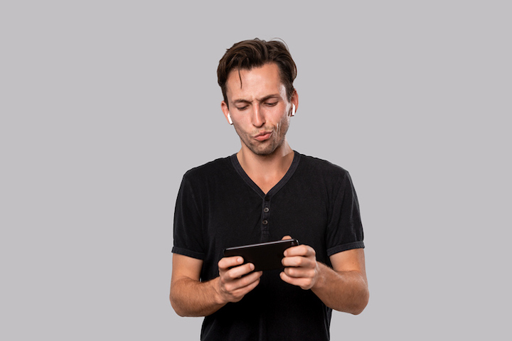 ゲームを楽しむ男性のイメージ