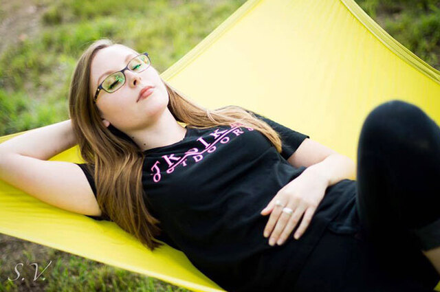 空飛ぶじゅうたん？ 森に浮かぶ三角ハンモック「TroikaHammock