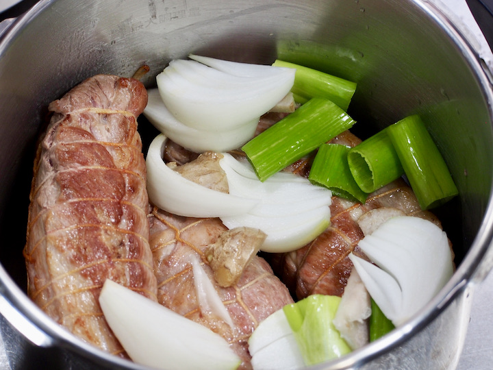 材料が入った圧力鍋