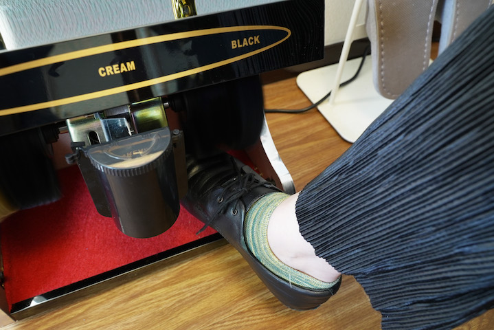 手を使わずに履いたまま靴磨き！センサー付き全自動革靴ポリッシャー