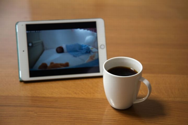 ベビーモニターに映る赤ちゃん