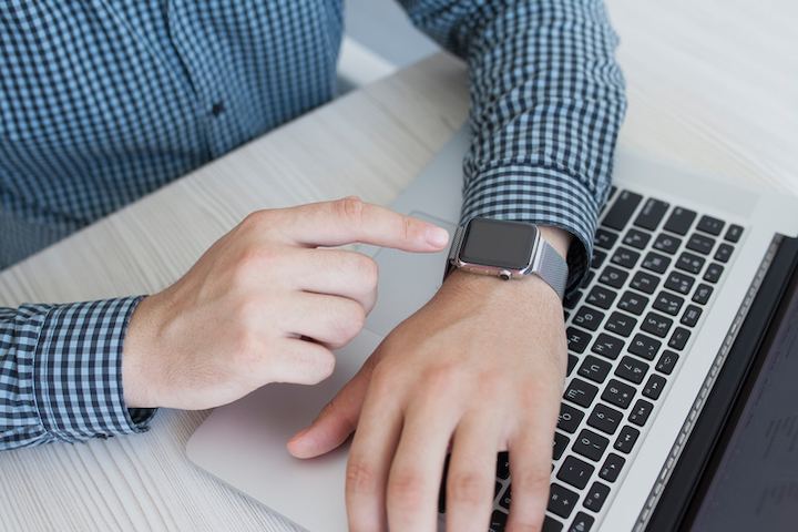 Apple Watchをタップして画面を表示させるイメージ