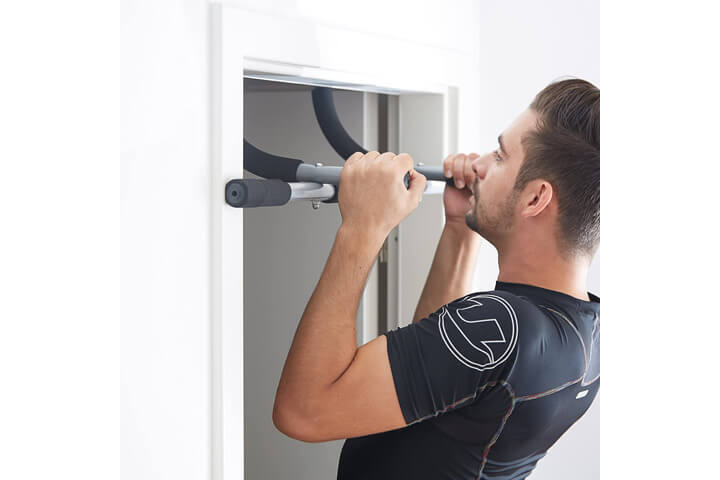 ドア取り付けタイプのぶら下がり健康器