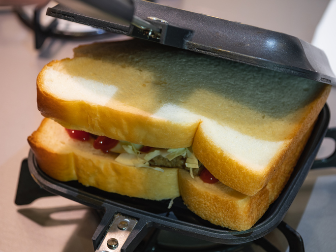 特別なフライパンで作られたトーストサンドイッチ