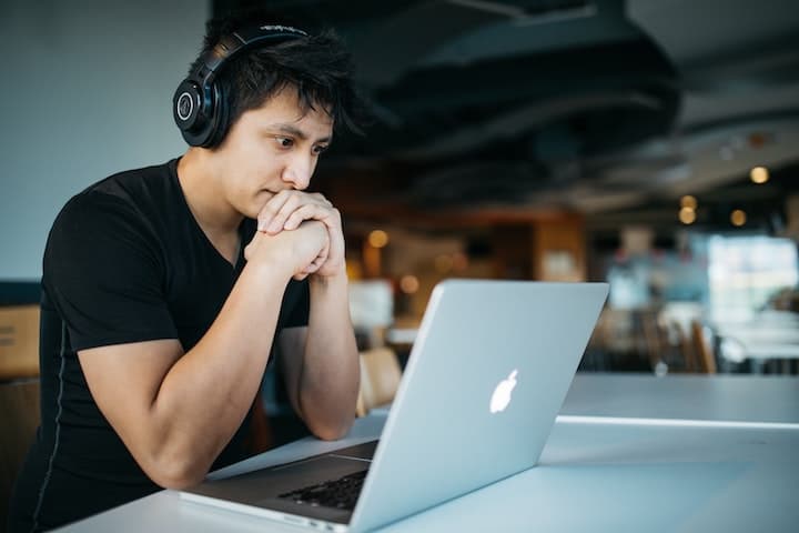 スタンディングデスクで作業する男性