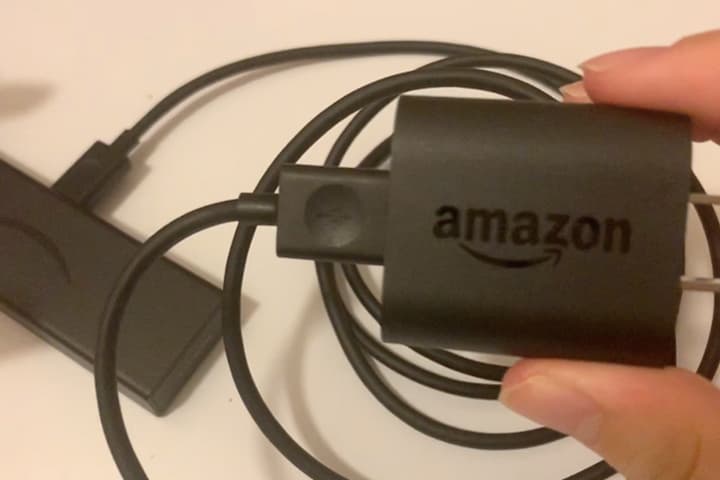 Fire TV Stick 4Kの電源ケーブルの片方に電源アダプタを差し込んだ画像