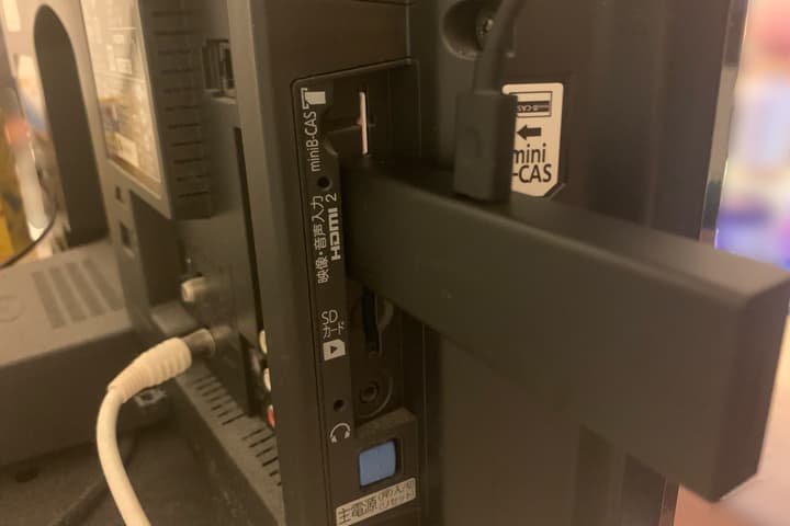 テレビにFire TV StickのHDMI端子を挿入する画像