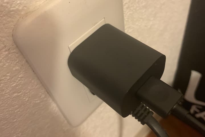 Fire TV Stick 4Kのコネクタをコンセントにつなげる画像