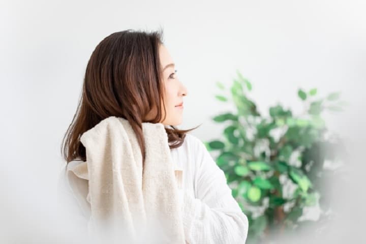ヘアケアする女性の写真