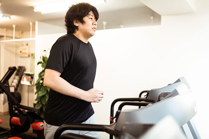 ジムで走っている男性