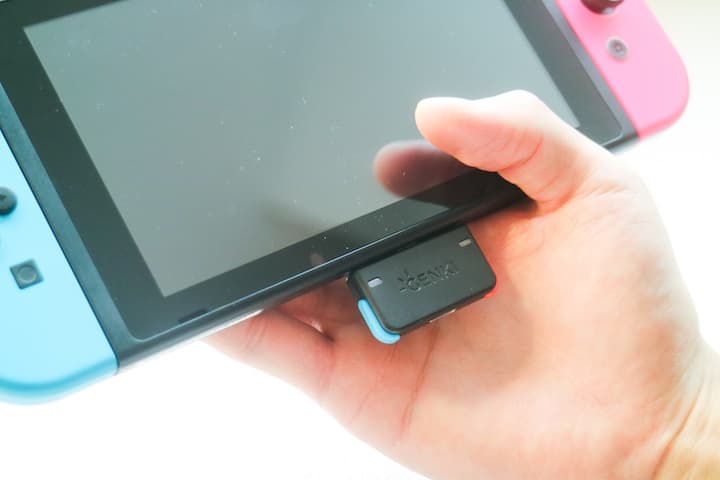 GENKIオーディオアダプターをSWITCHに挿した様子