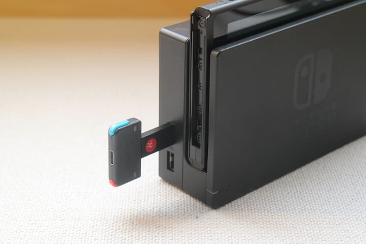 GENKIオーディオアダプターをドックに挿した様子