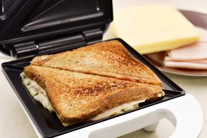 サンドイッチトースターでトーストしたサンドイッチ
