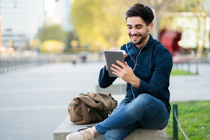 外でiPadを楽しむイメージ