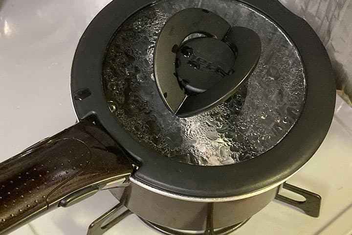 鶏むね肉を余熱で蒸している様子