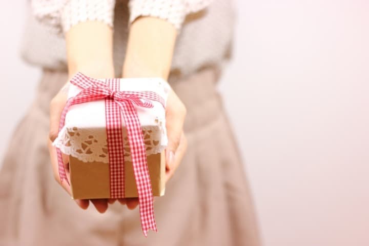 プレゼントを渡す女性の写真