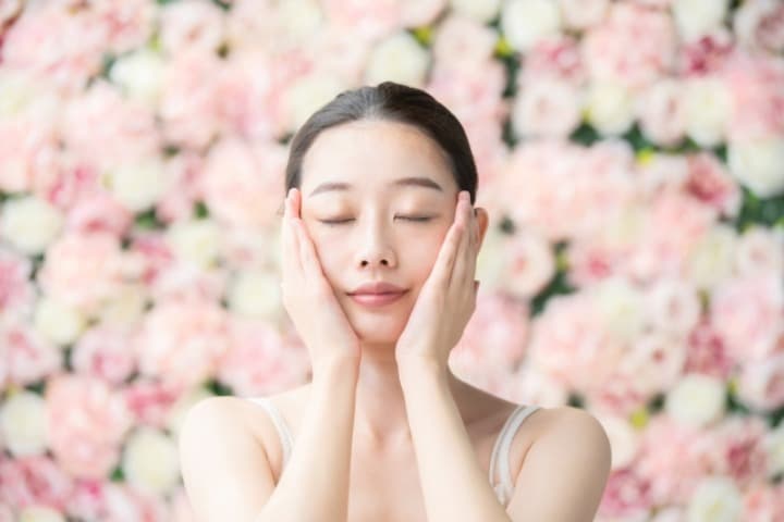 スキンケアをする女性の写真