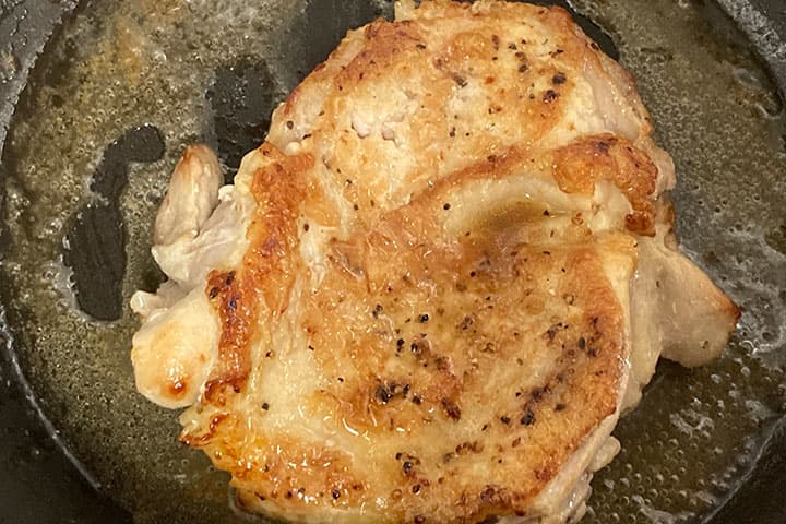 フライパンの上で焼きあがった鶏肉