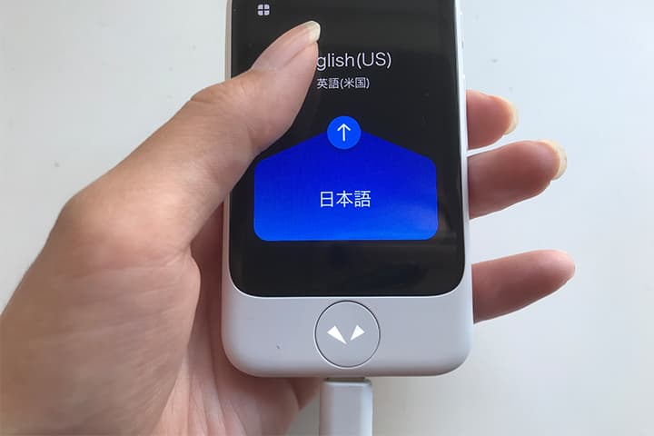 「ポケトーク S」を充電中