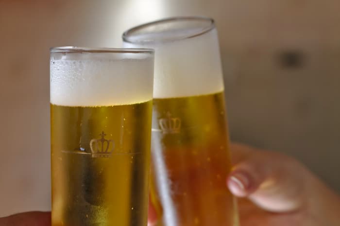 ビールで乾杯している写真