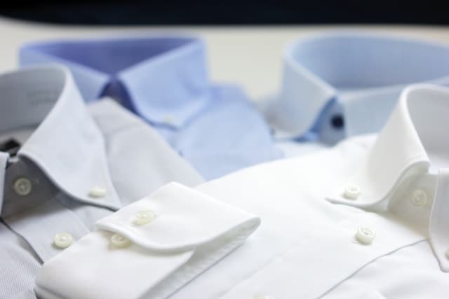 スチームアイロンでしわの無いシャツ