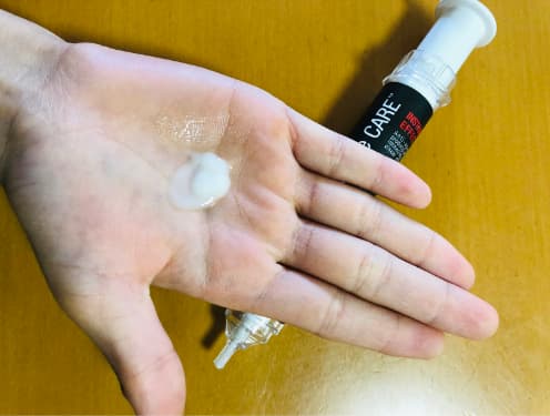 フォトショップリフティングセラムを手にとった写真