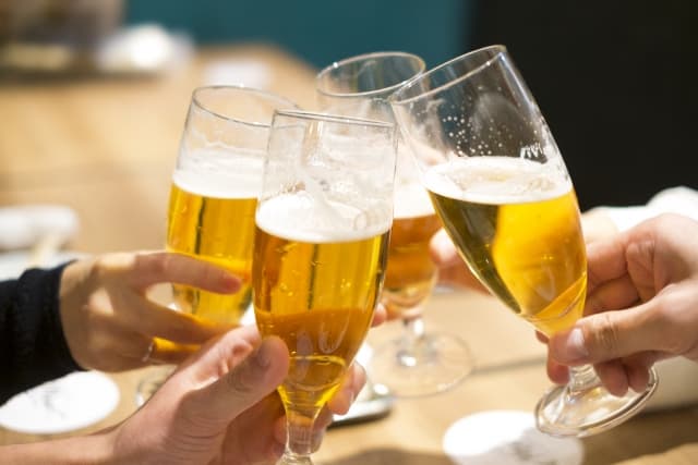 ビールで乾杯をしている様子