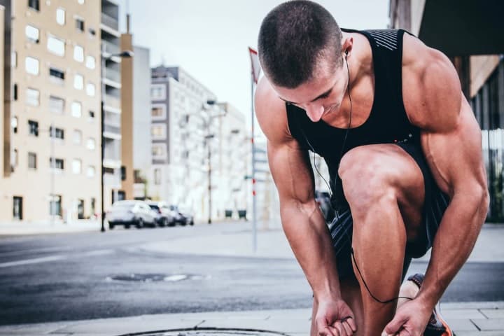 運動をしている男性