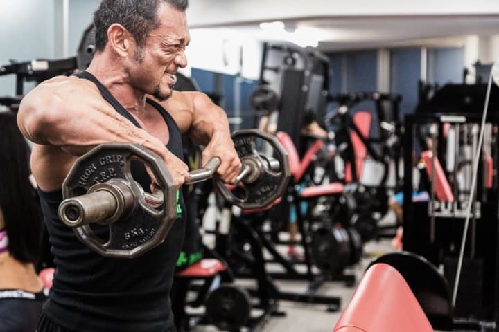 筋トレをしている男性