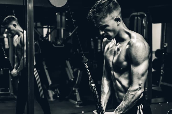 トレーニングを行っている男性