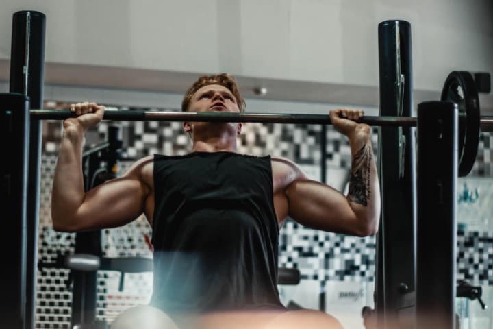 腕の筋肉を鍛えている画像