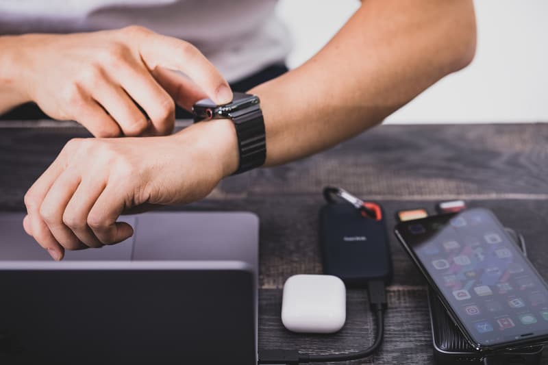 ベンチマーク中の男性