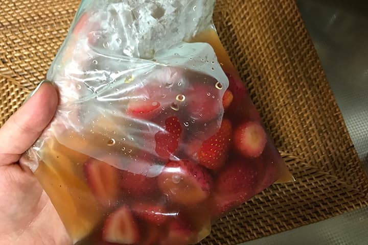 ジップロックに入ったいちごウイスキー