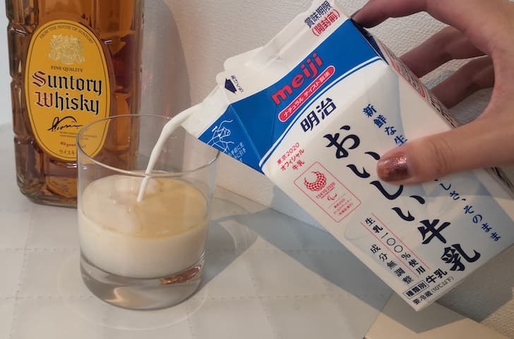 ウイスキーとグラスと牛乳の写真