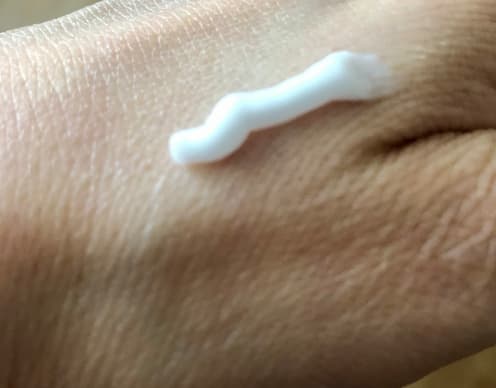 手にのせたNALCハンドクリームの写真