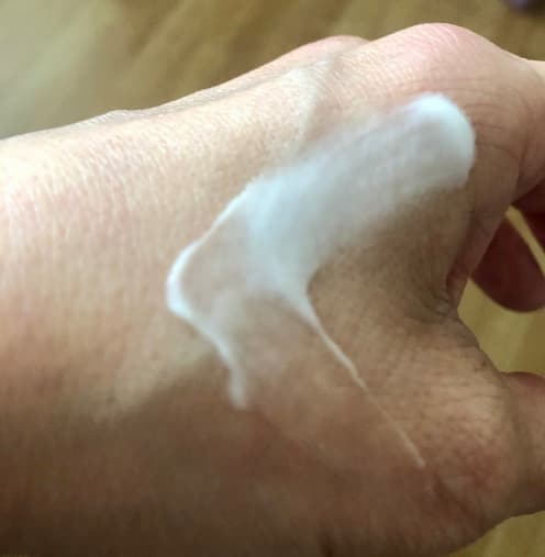 手に広げたNALCハンドクリームの写真