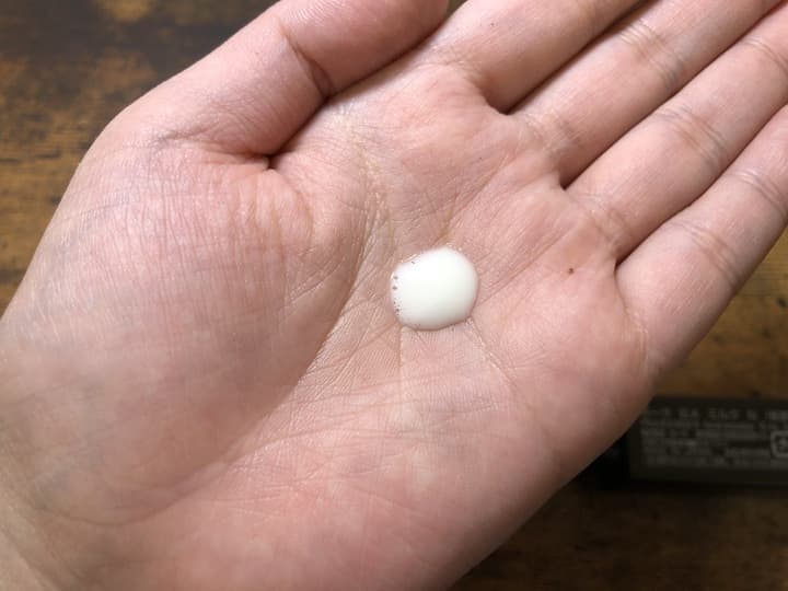 POLA B.A ミルク 手にとった写真