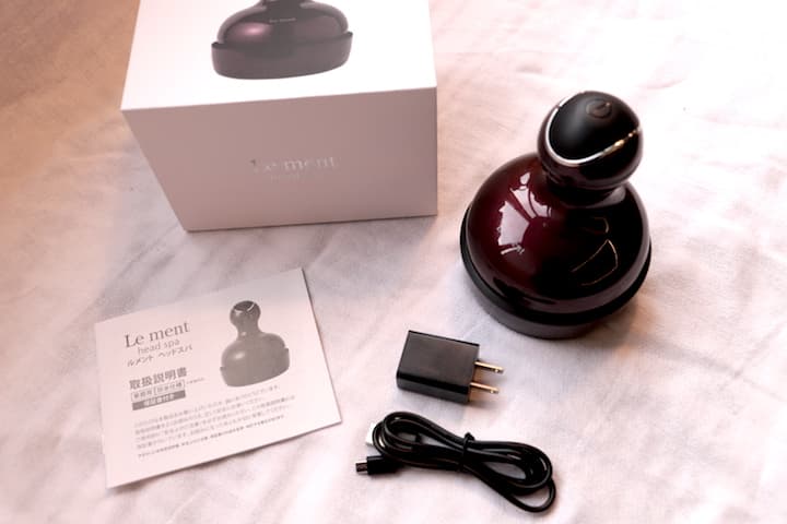 ルメント ヘッドスパと取扱説明書、USBケーブルの写真