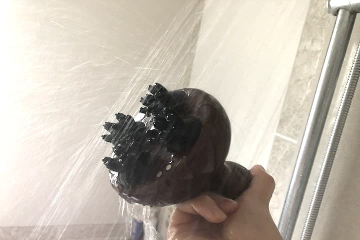 ルメント ヘッドスパをシャワーで洗い流している写真