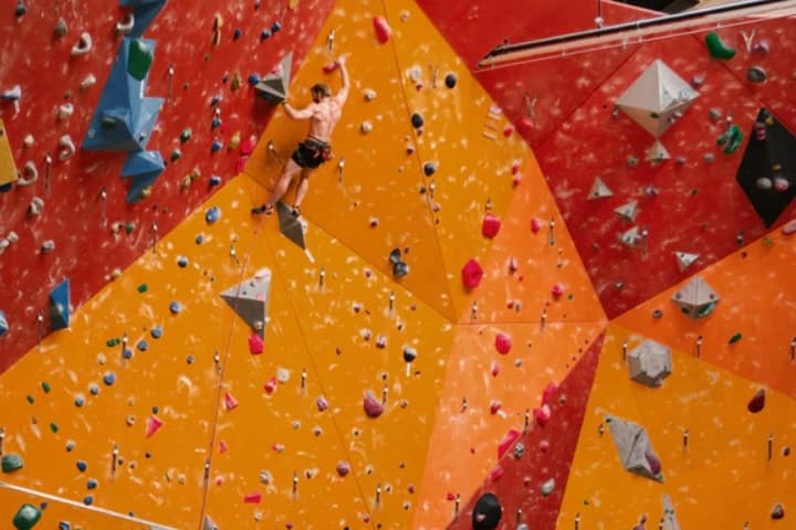 男性がボルタリングを行っている画像