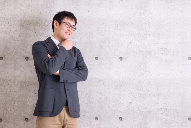 考える男性の写真