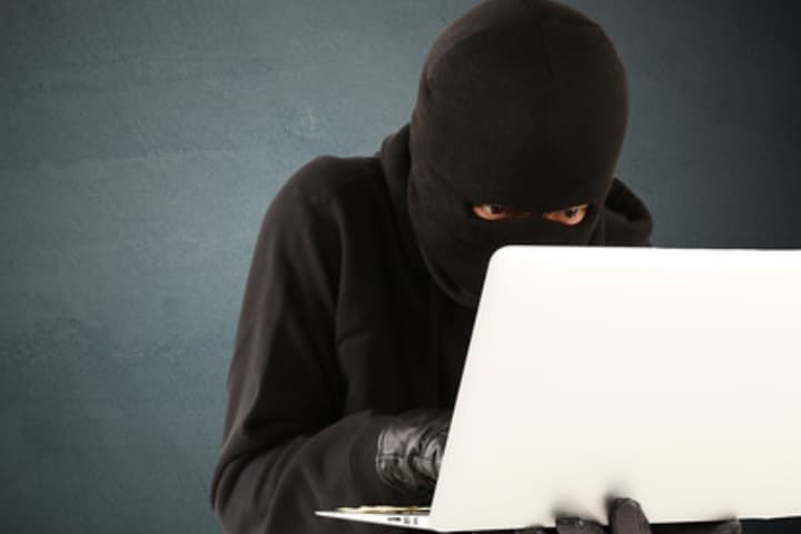 コンピューターのセキュリティーが危ぶまれているイメージ画像