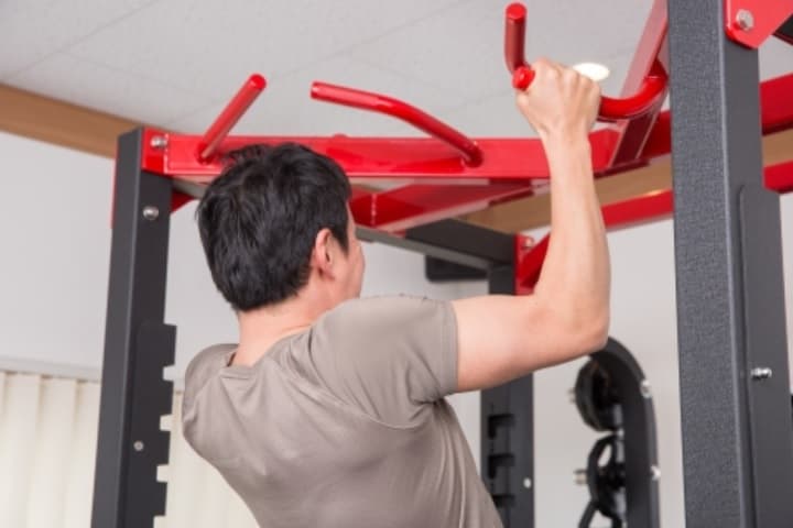 チンニングを行っている画像