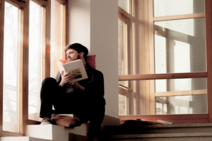 <alt> 絵本を読むイメージ画像