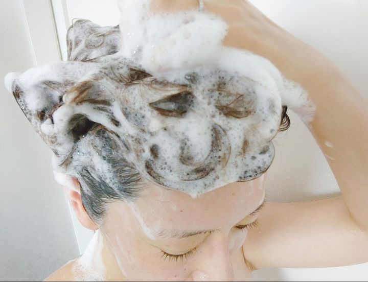 女性がシャンプーをしている写真