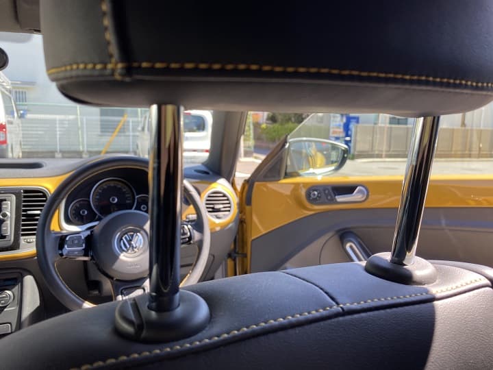 自動車のヘッドレストの写真