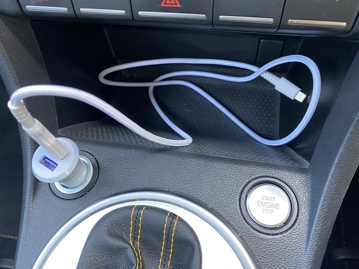 シガレットホルダーを電源にしている写真